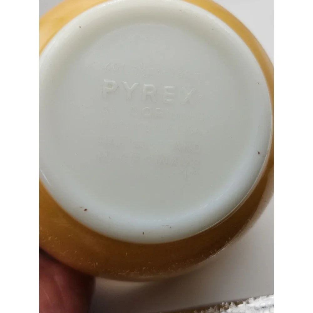 Vintage Pyrex 401 1.5-pint mixing bowl in the Golden Butterfly pattern